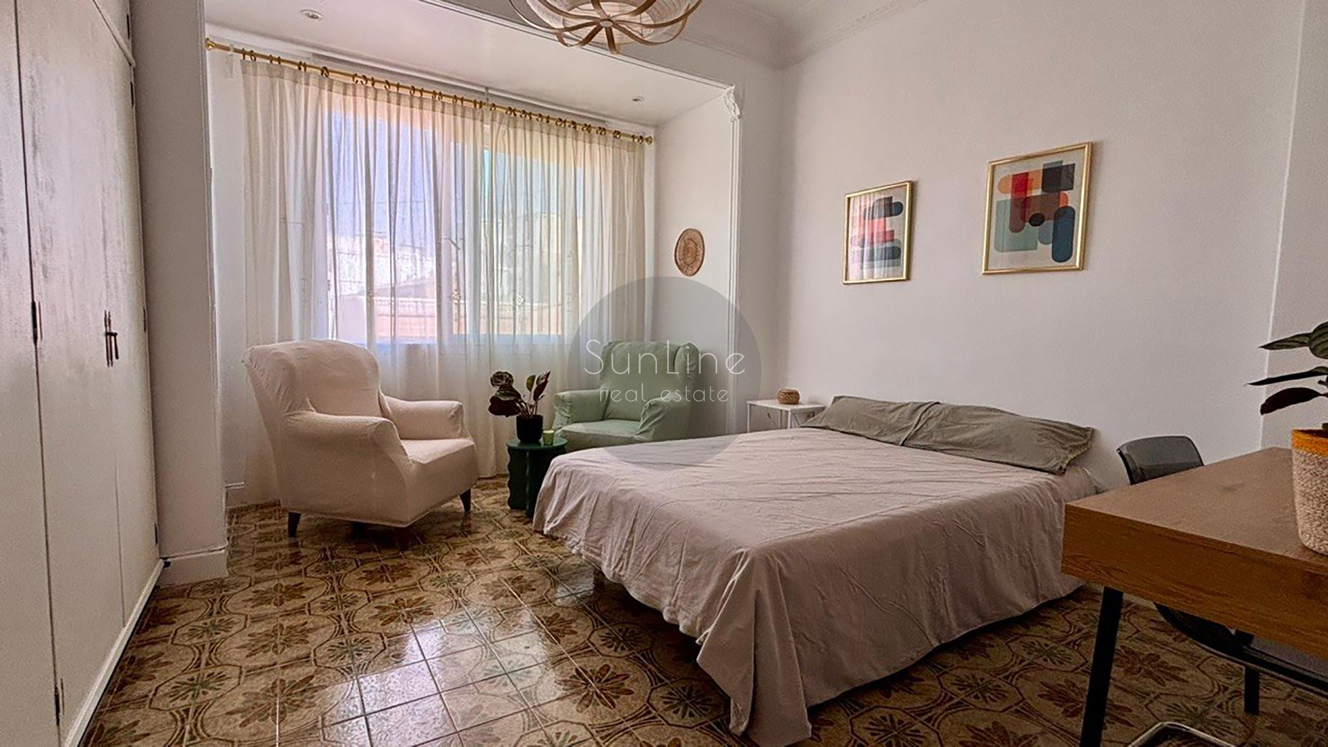 Renting a cozy three-bedroom apartment 5 minutes from Turia Park