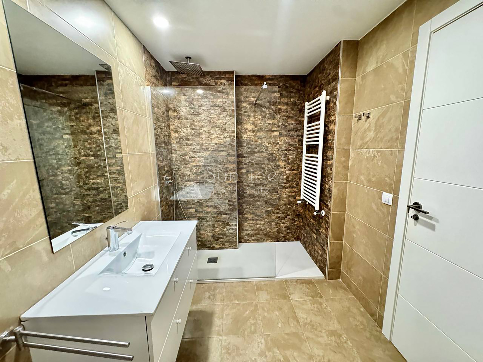 Renting a modern apartment with a pool a few minutes from downtown Valencia