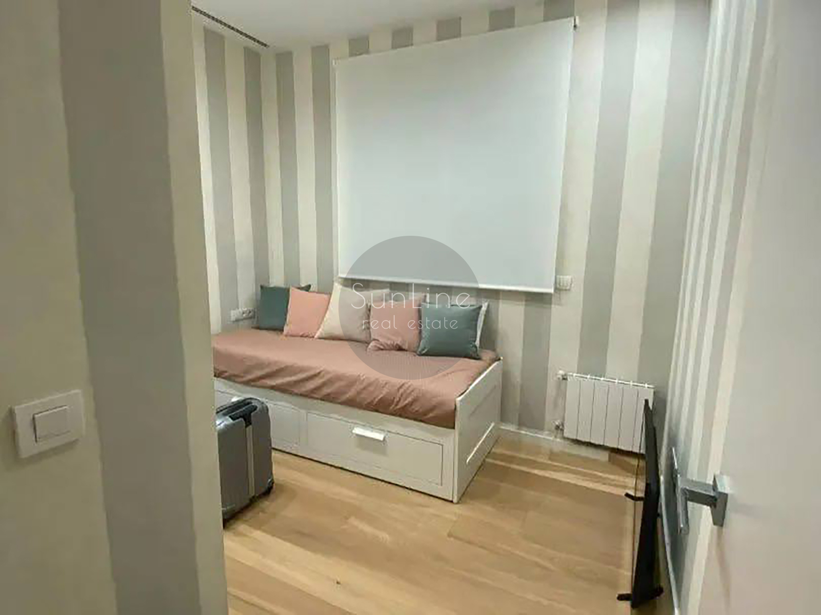 Arenda prestizhnoj kvartiry s vysokimi potolkami i dizajnerskoj otdelkoj v Gran-Via