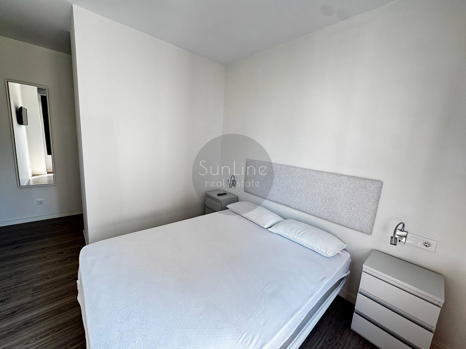 Bright modern apartment with a rooftop pool near the City of Arts and Sciences