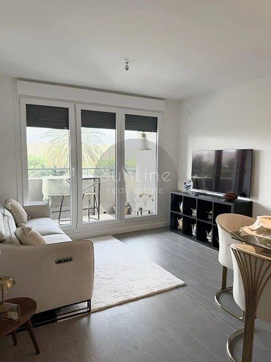 Renting a stylish apartment with a terrace, pool, and garage in Malilla