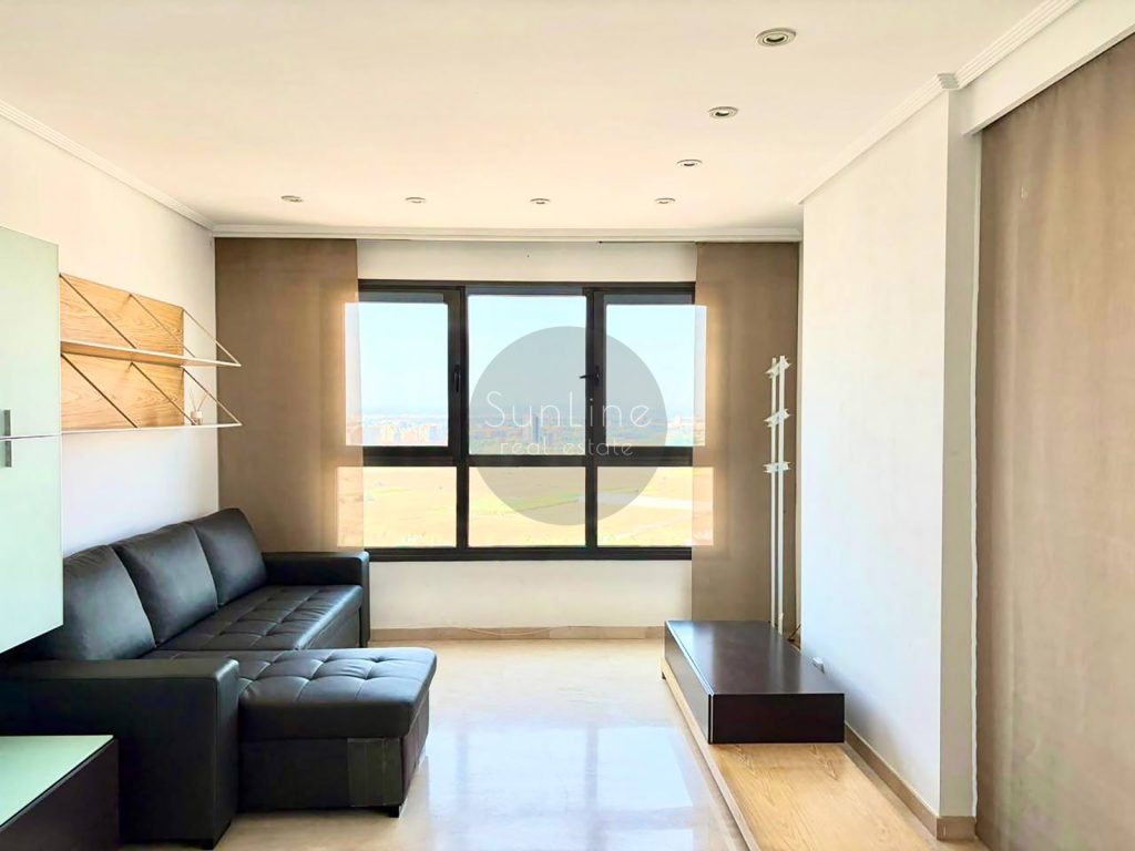 Rent of a bright apartment with a terrace, pool and parking near Turia parks