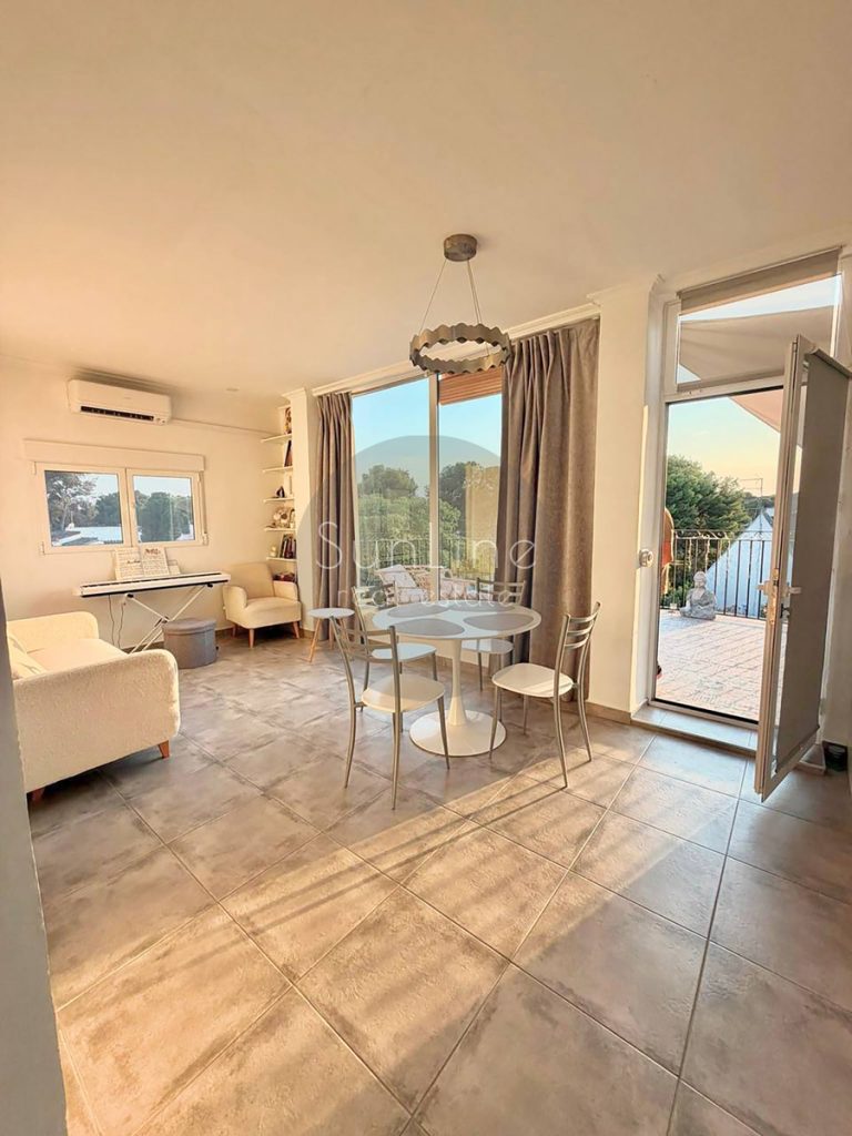 Sale of a cozy house with a 250 m² plot in a quiet green area near the city