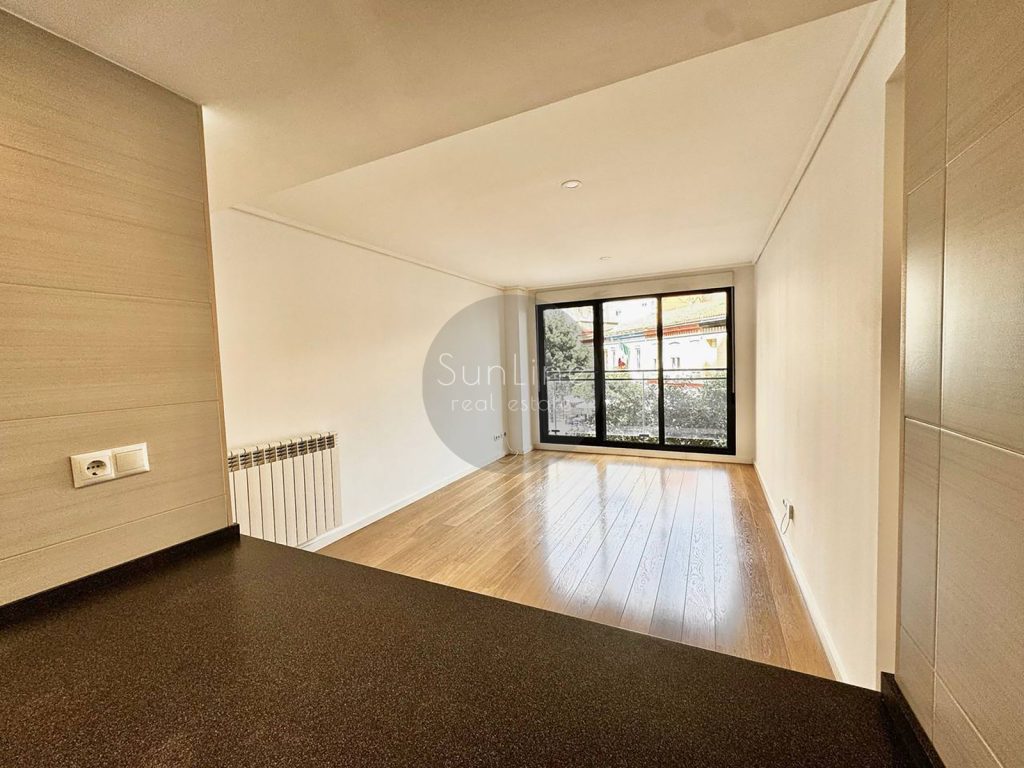 Renting a modern apartment with a pool a few minutes from downtown Valencia