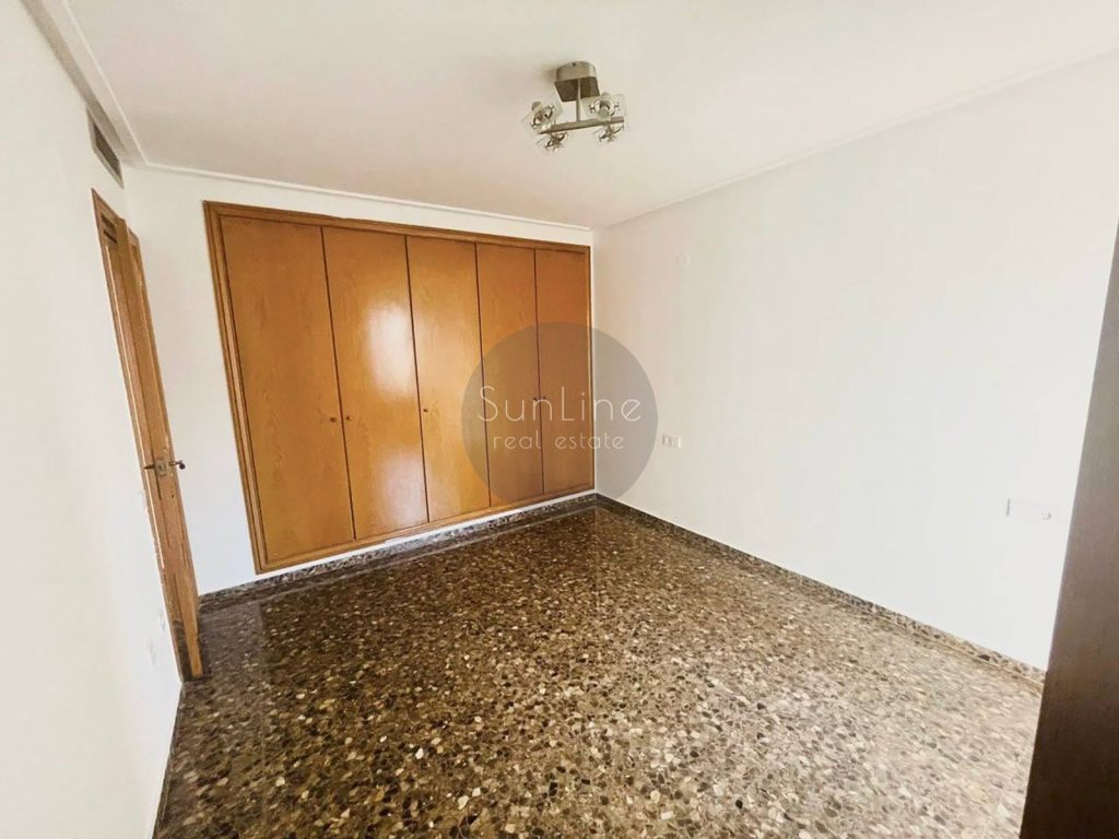 Rent of a spacious apartment with a balcony and a concierge in convenient Benimaclet
