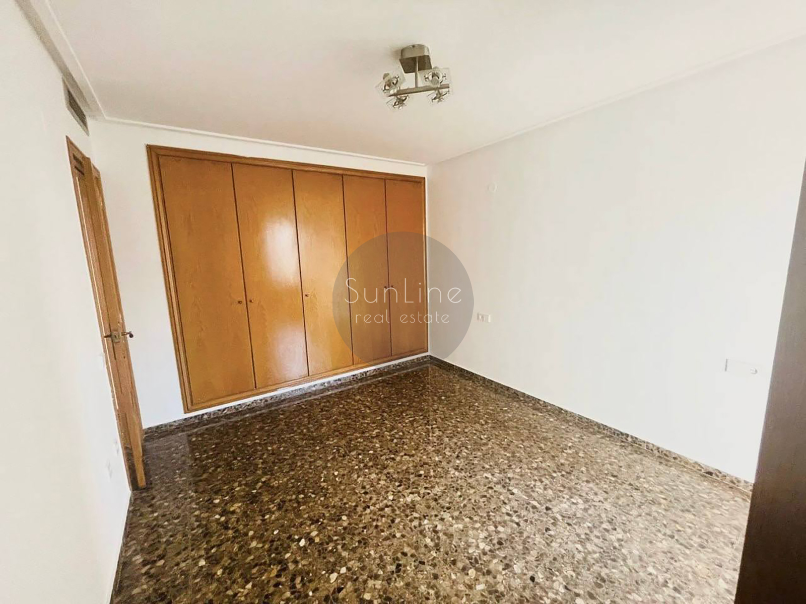 Rent of a spacious apartment with a balcony and a concierge in convenient Benimaclet