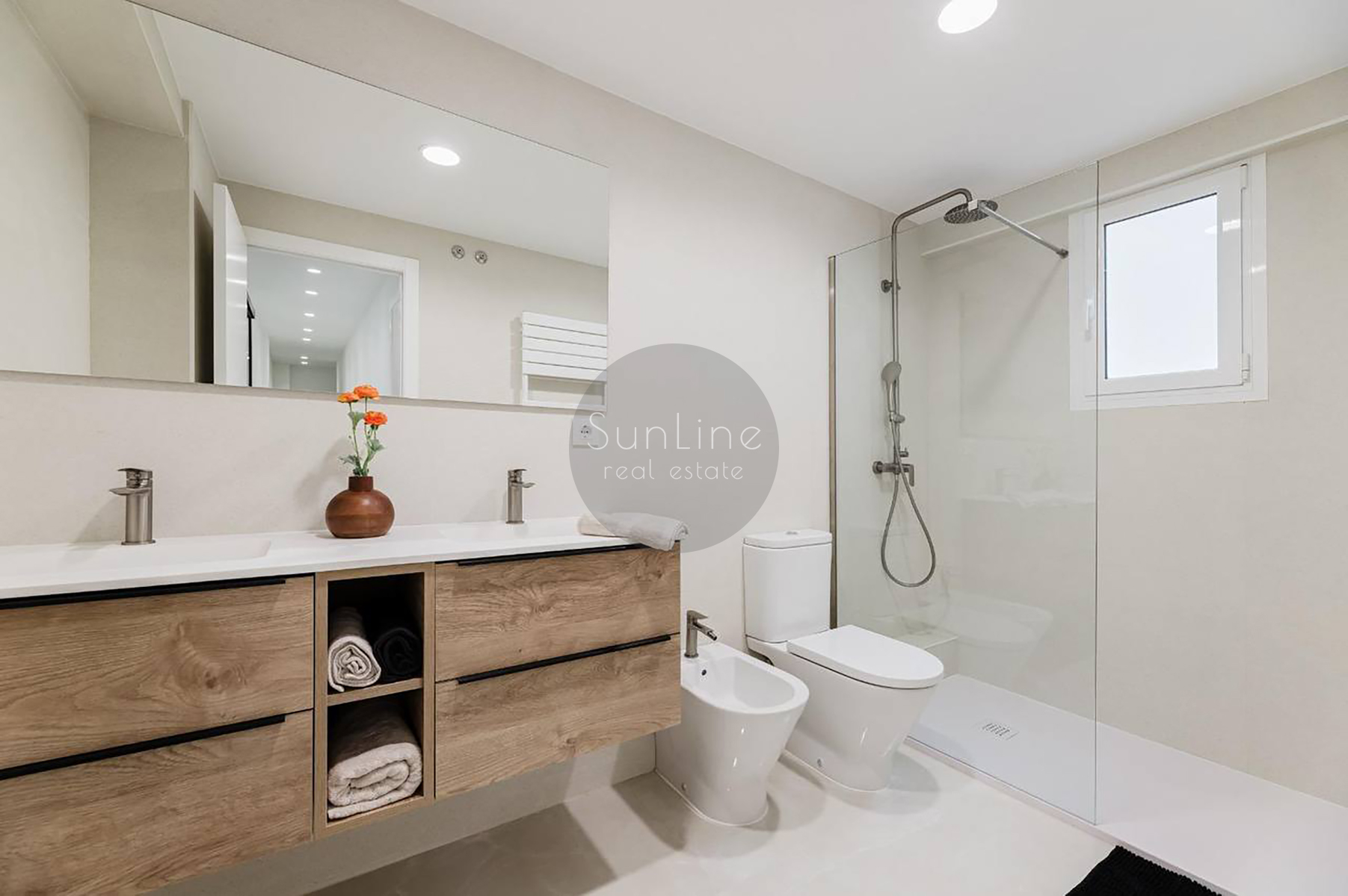 Sale of a 3-bedroom apartment with new renovation near Russafa