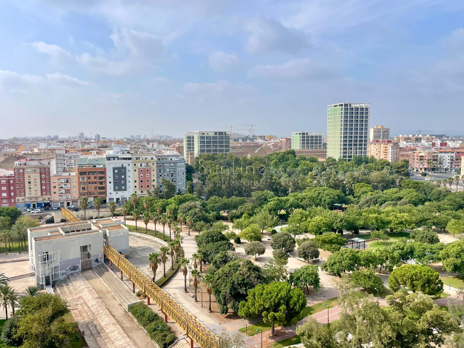 Apartment for rent with panoramic views of Turia Park and two terraces, parking included in the price