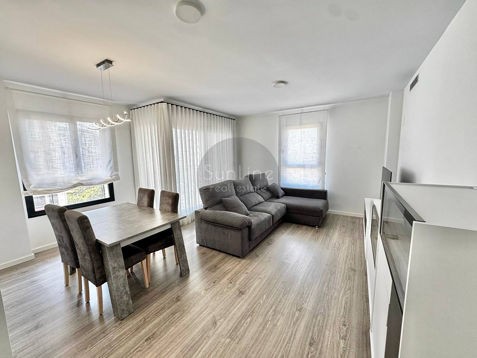 Bright modern apartment with a rooftop pool near the City of Arts and Sciences