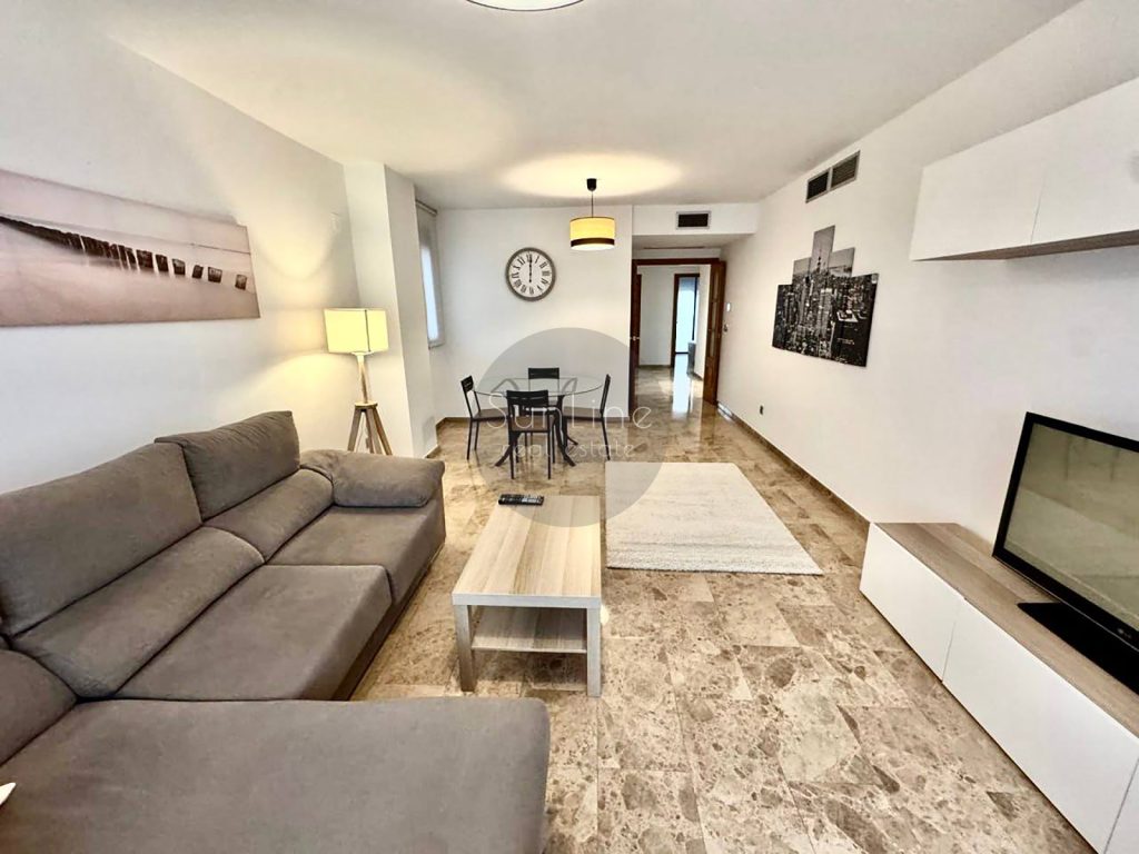Alquiler de un piso de tres dormitorios con piscina en una zona prestigiosa de Valencia