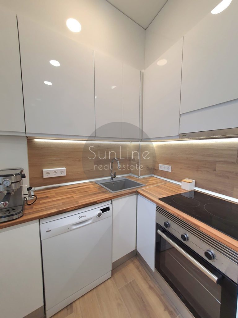Rent of a Cozy Furnished Apartment with Two Balconies in the Heart of Russafa