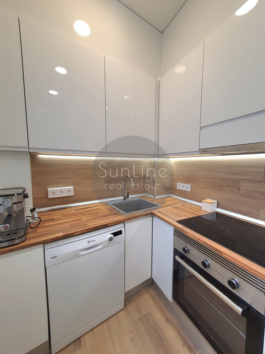 Rent of a Cozy Furnished Apartment with Two Balconies in the Heart of Russafa