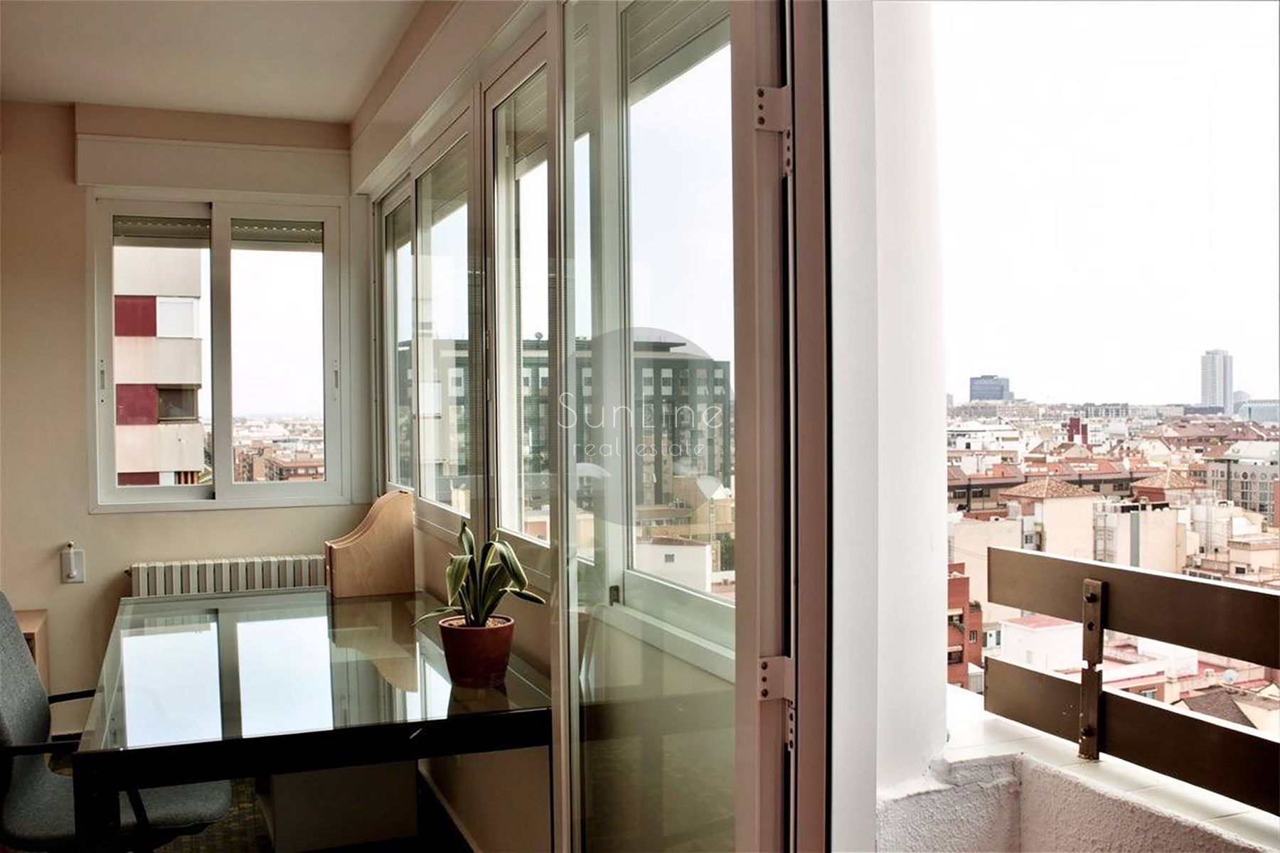Apartment for rent on the 14th floor with a terrace and panoramic view of Valencia