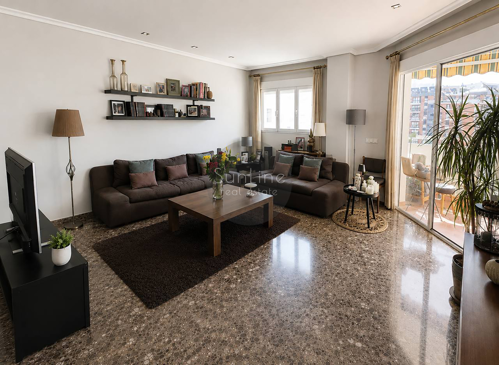 Apartment for sale with good renovation, three bedrooms and a terrace in a complex with a pool in Nou Campanar