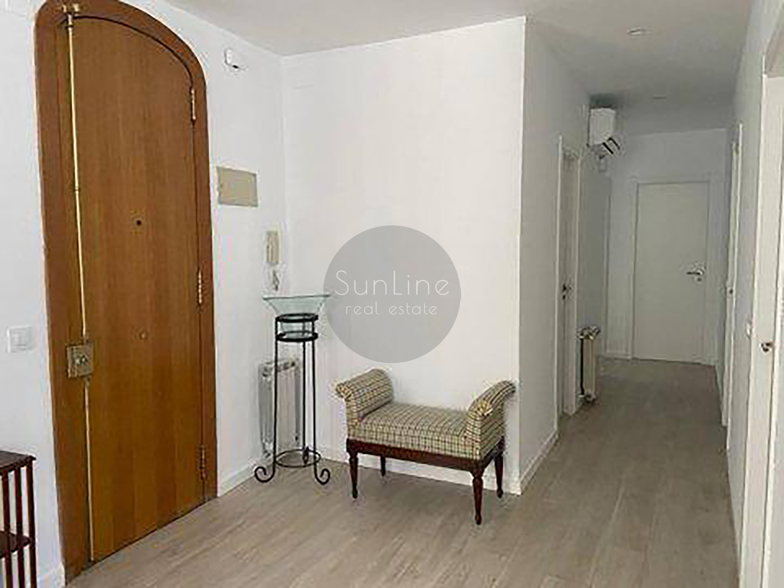 Apartment for rent with new renovation and modern furniture near Valencia's main attractions