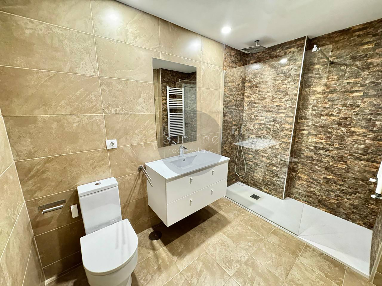 Renting a modern apartment with a pool a few minutes from downtown Valencia