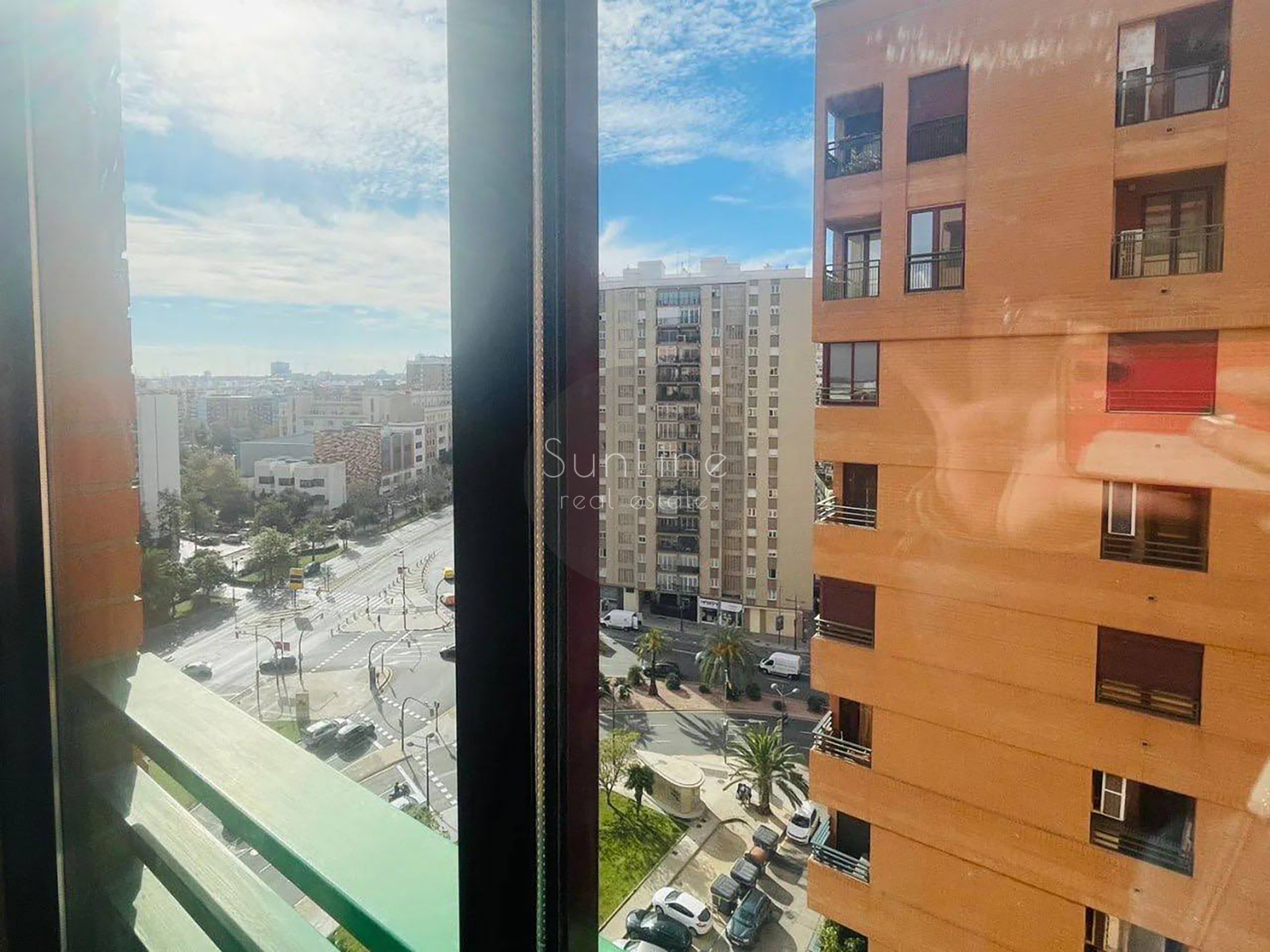 Rent of a spacious apartment with a balcony and a concierge in convenient Benimaclet