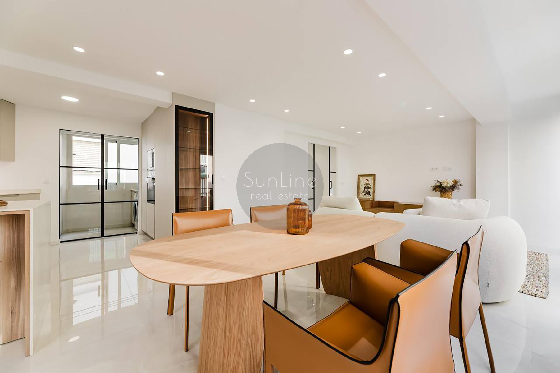 Sale of a 3-bedroom apartment with new renovation near Russafa