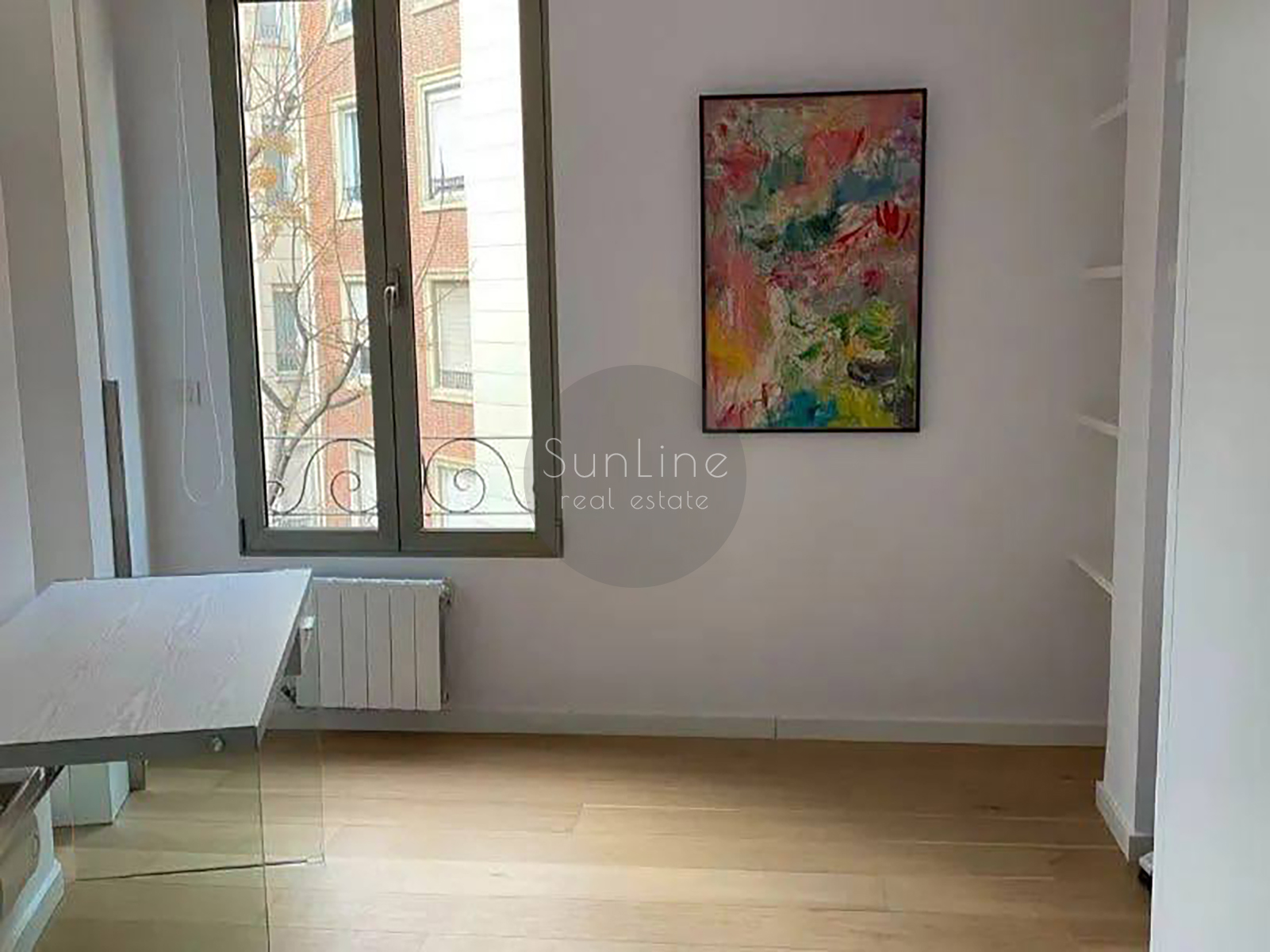 Arenda prestizhnoj kvartiry s vysokimi potolkami i dizajnerskoj otdelkoj v Gran-Via
