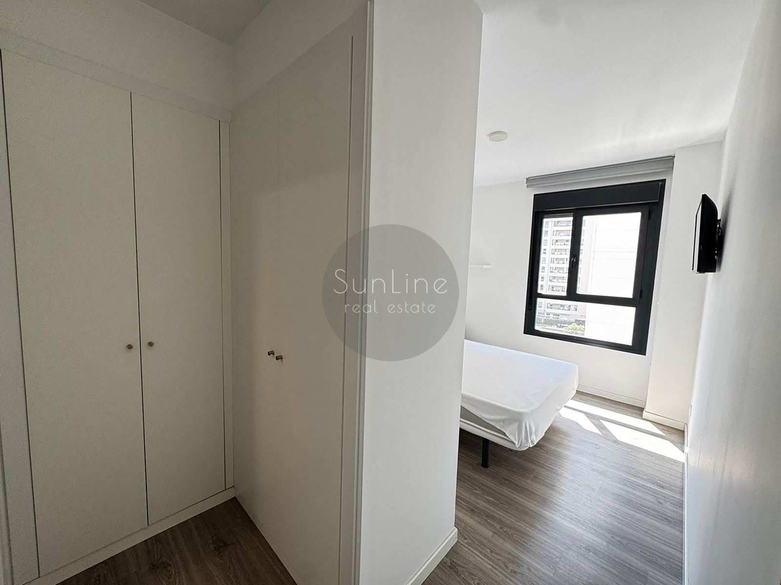 Bright modern apartment with a rooftop pool near the City of Arts and Sciences