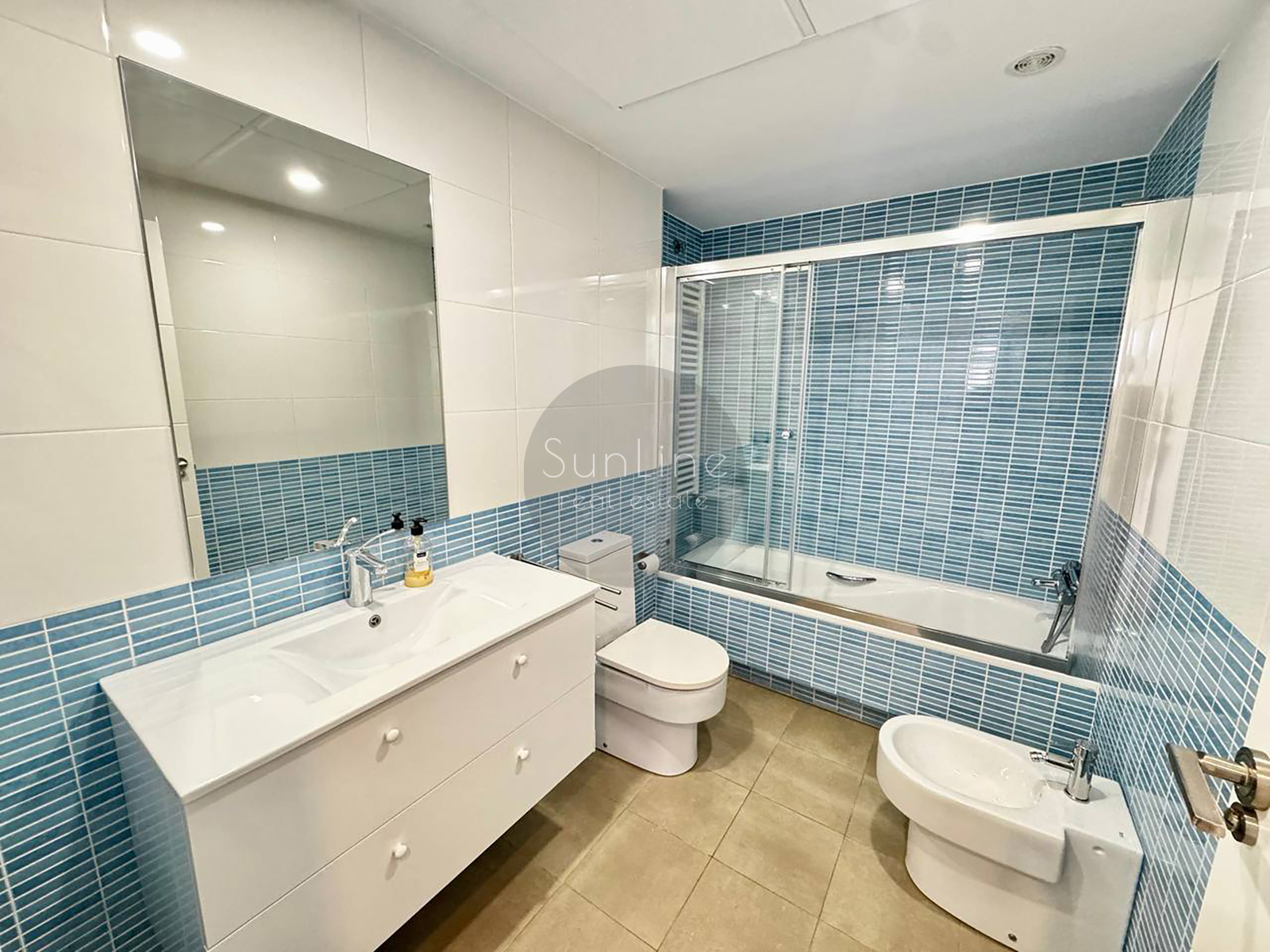 Renting a modern apartment with a pool a few minutes from downtown Valencia
