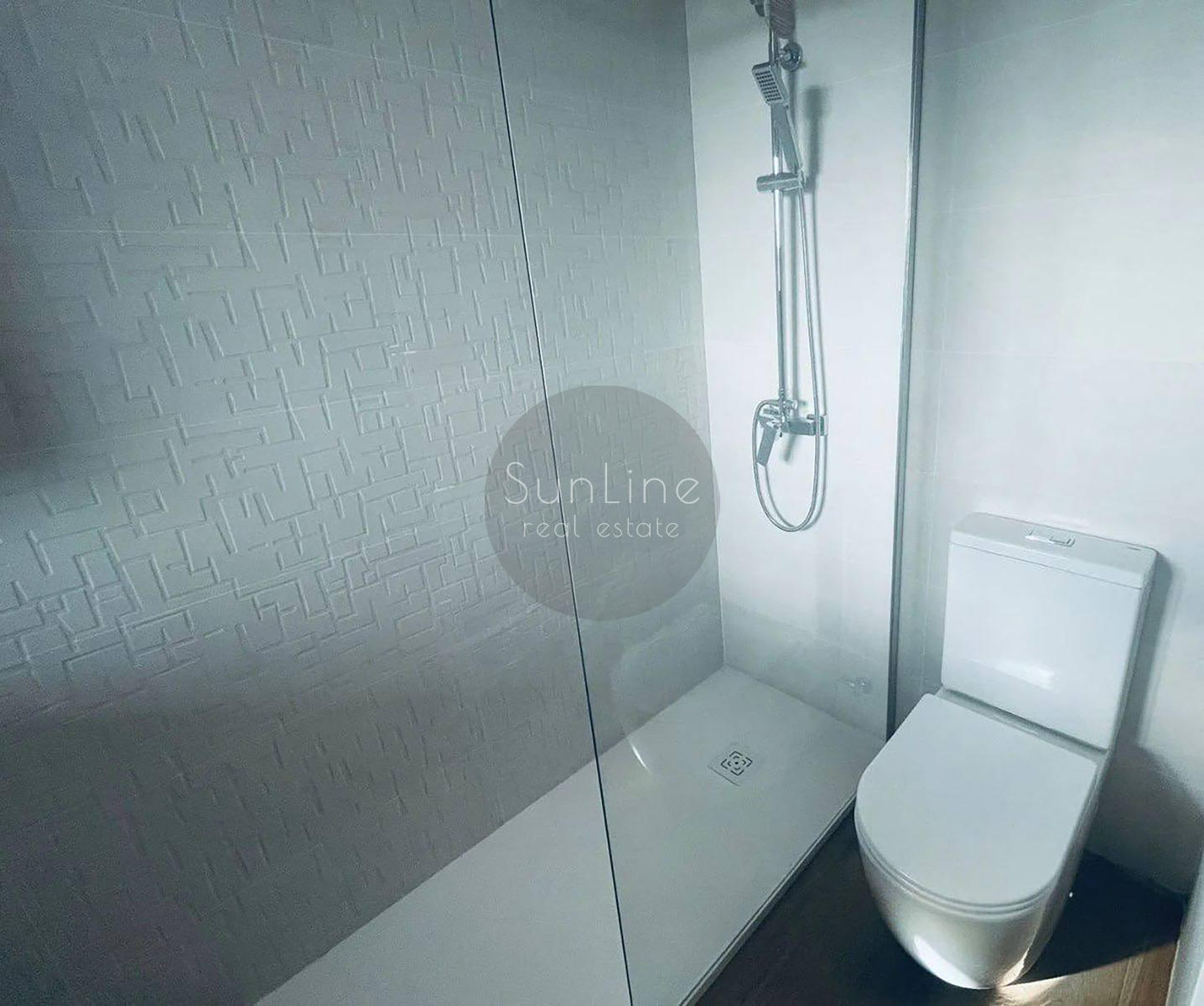 Rent of a spacious apartment with a balcony and a concierge in convenient Benimaclet