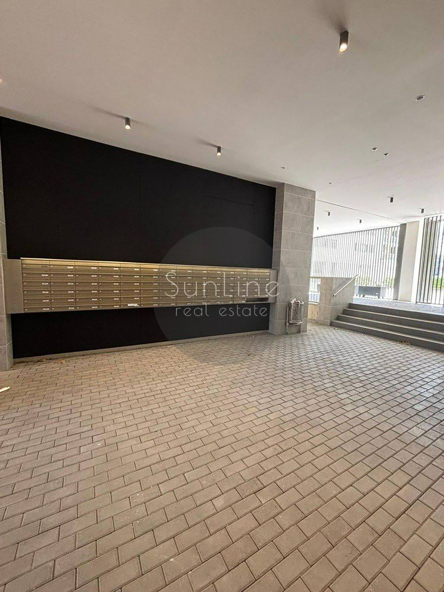 Renting a penthouse with two private terraces, garage and pool in Safranar