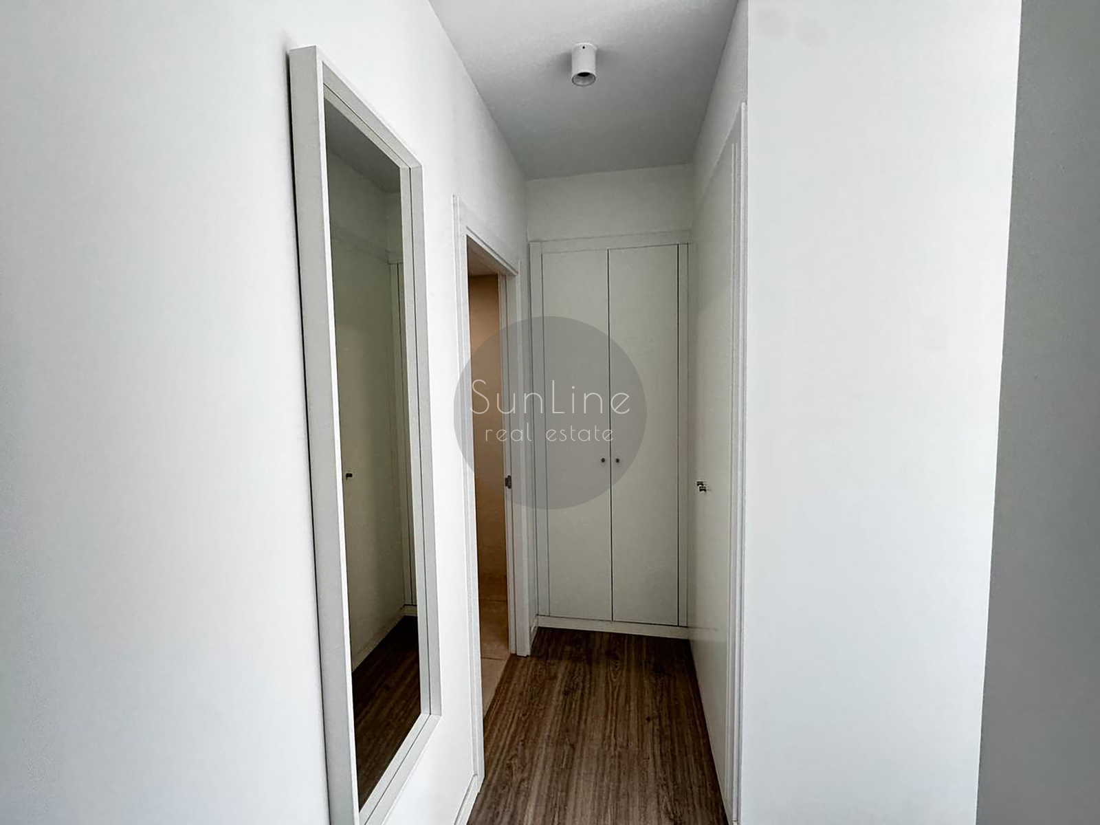 Bright modern apartment with a rooftop pool near the City of Arts and Sciences