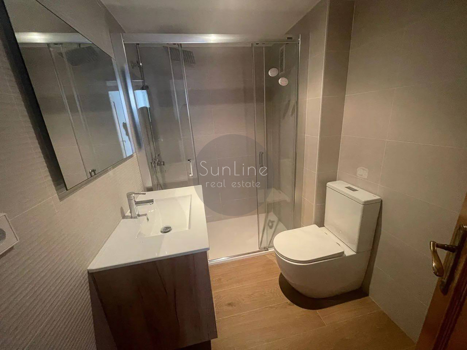 Rent of a spacious apartment with a balcony and a concierge in convenient Benimaclet