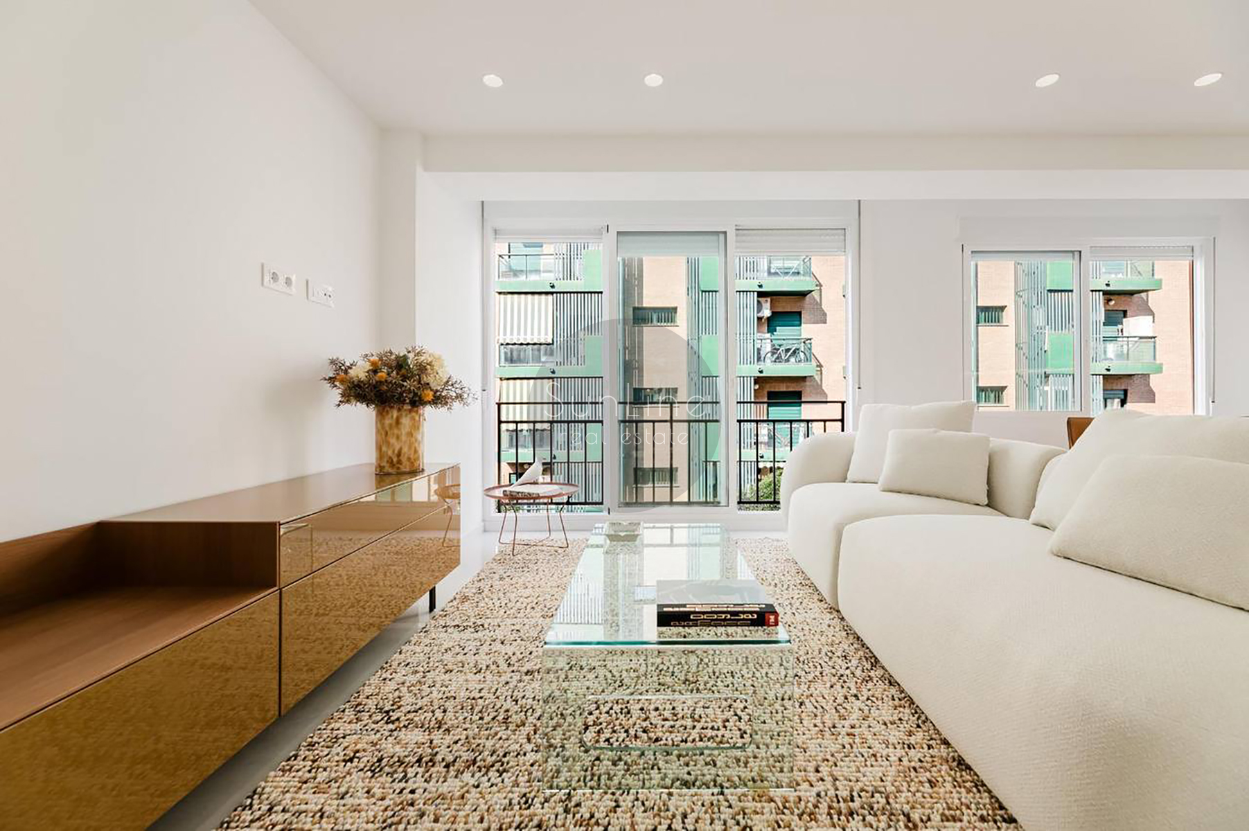 Sale of a 3-bedroom apartment with new renovation near Russafa