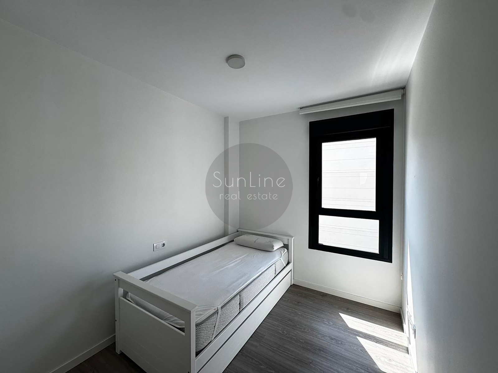 Bright modern apartment with a rooftop pool near the City of Arts and Sciences
