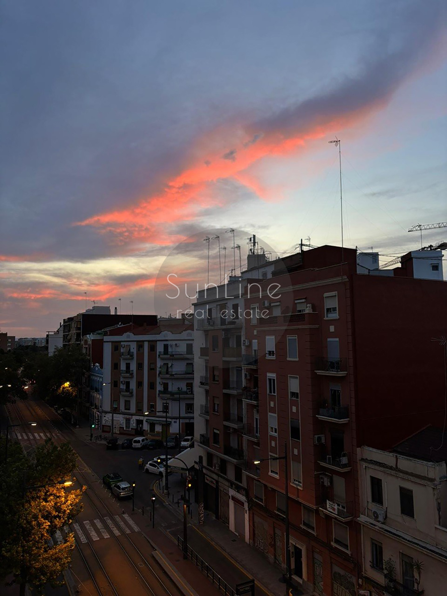 Renting a cozy three-bedroom apartment 5 minutes from Turia Park