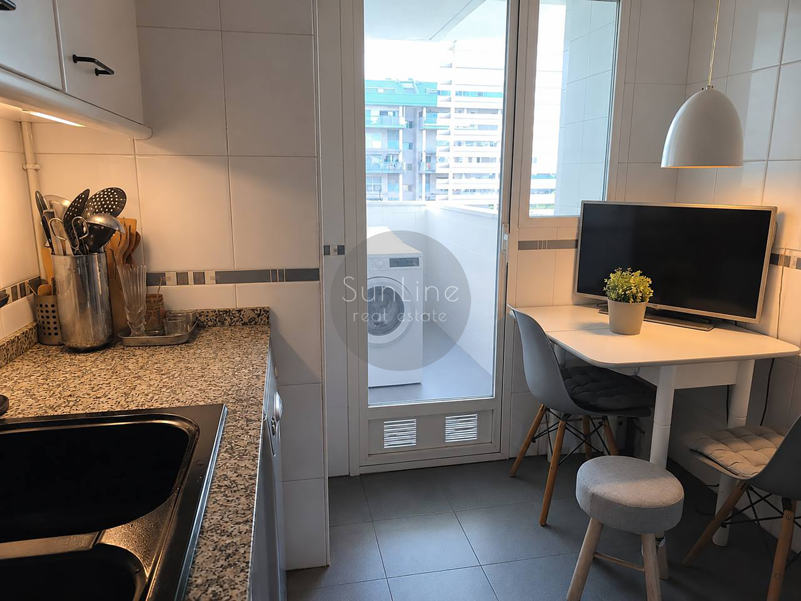Apartment for sale with good renovation, three bedrooms and a terrace in a complex with a pool in Nou Campanar