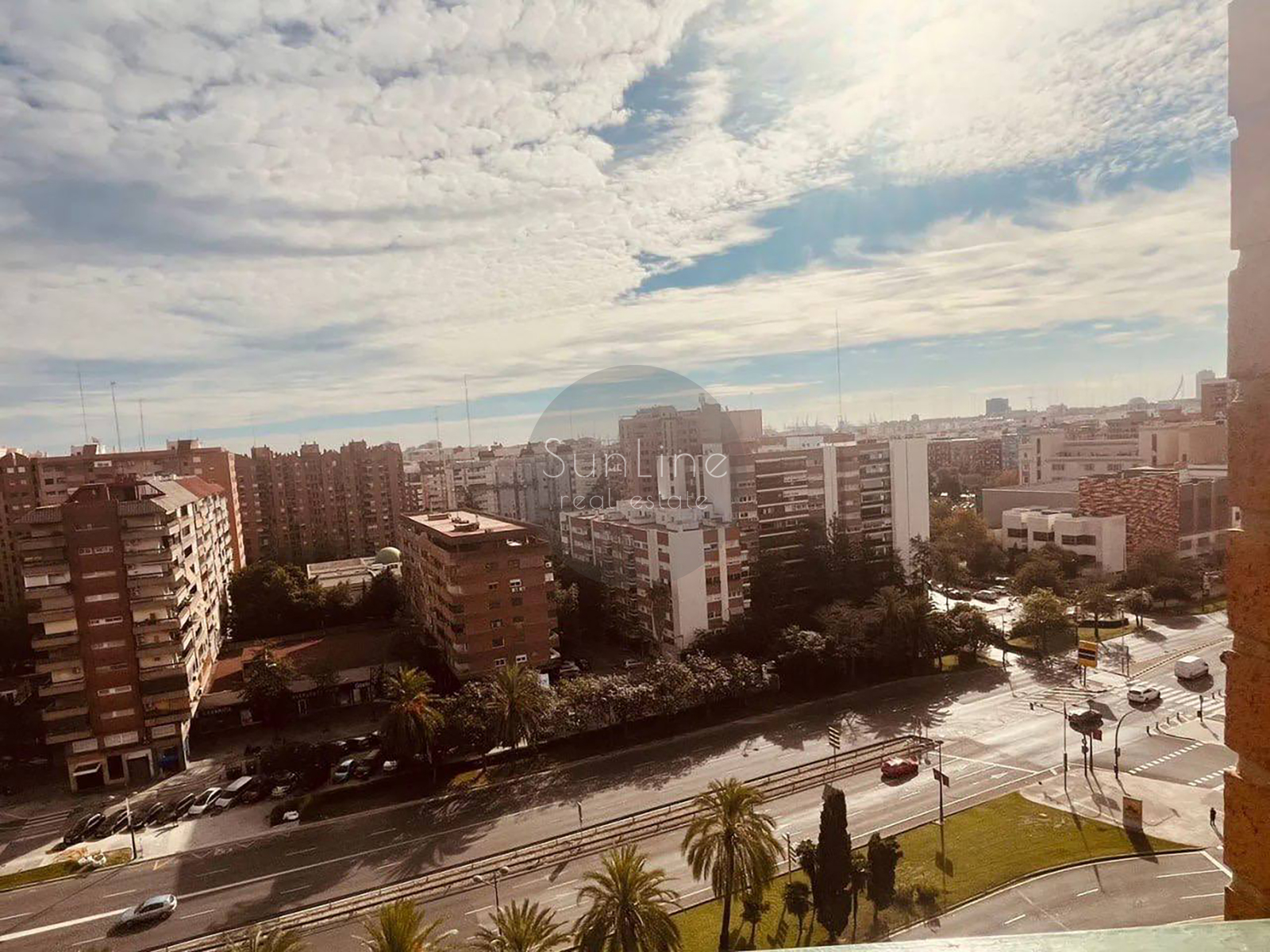 Rent of a spacious apartment with a balcony and a concierge in convenient Benimaclet