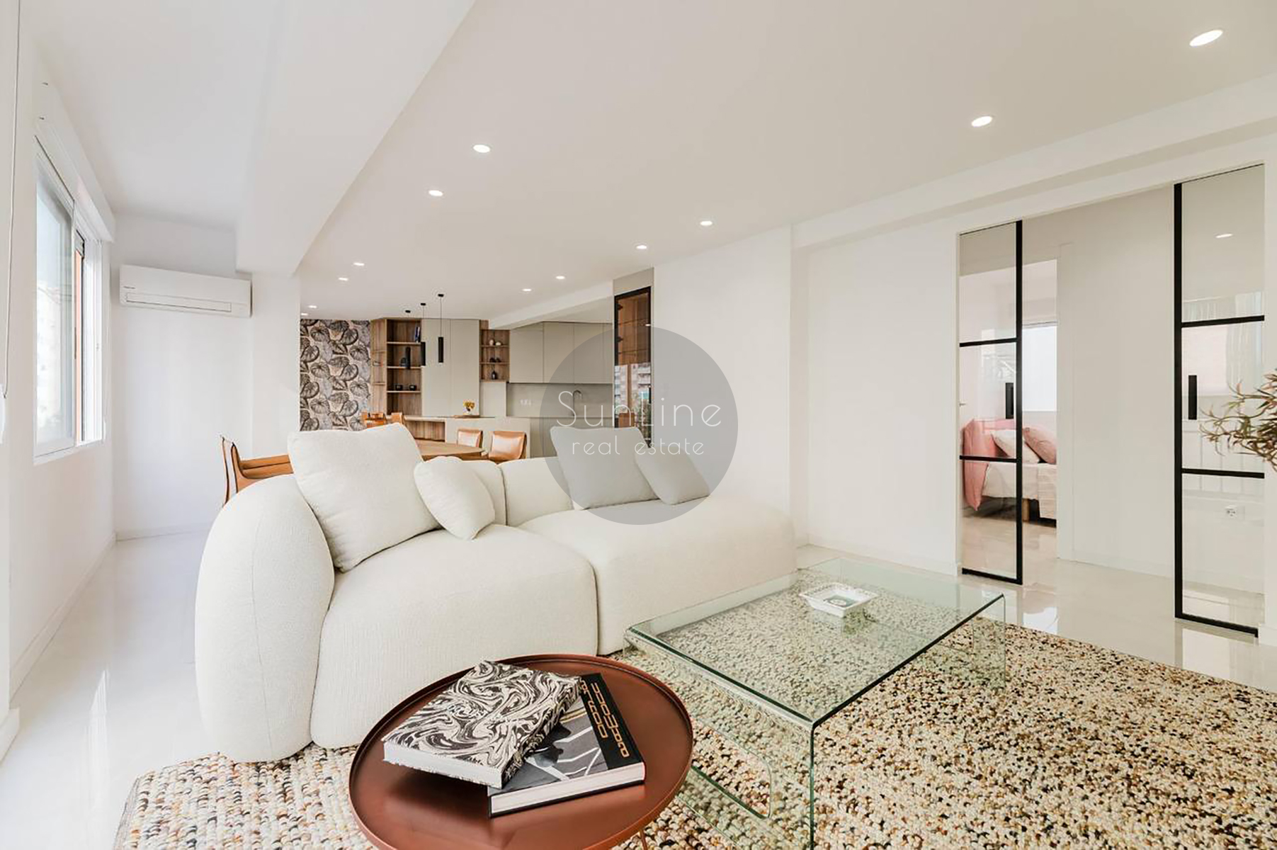 Sale of a 3-bedroom apartment with new renovation near Russafa