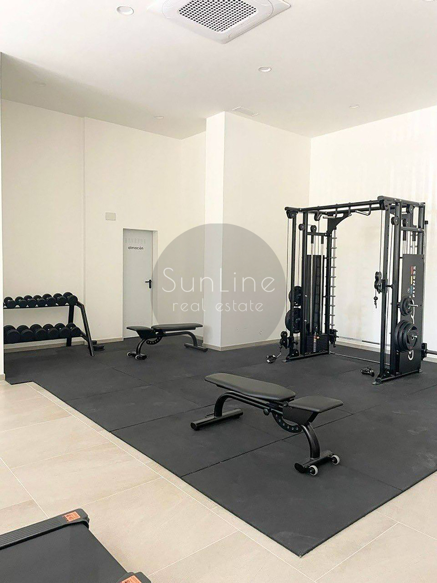 Renting a penthouse with two private terraces, garage and pool in Safranar