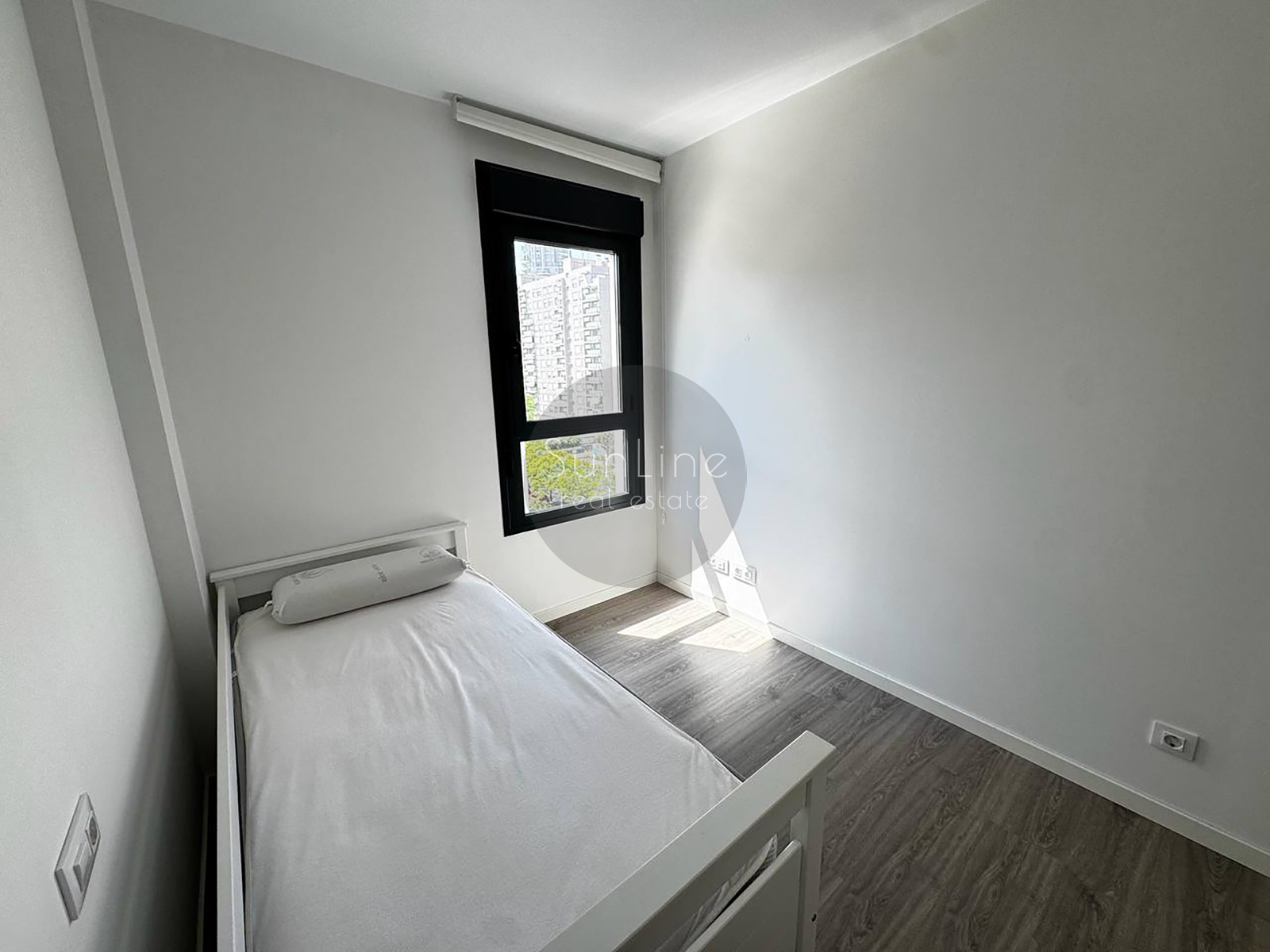 Bright modern apartment with a rooftop pool near the City of Arts and Sciences