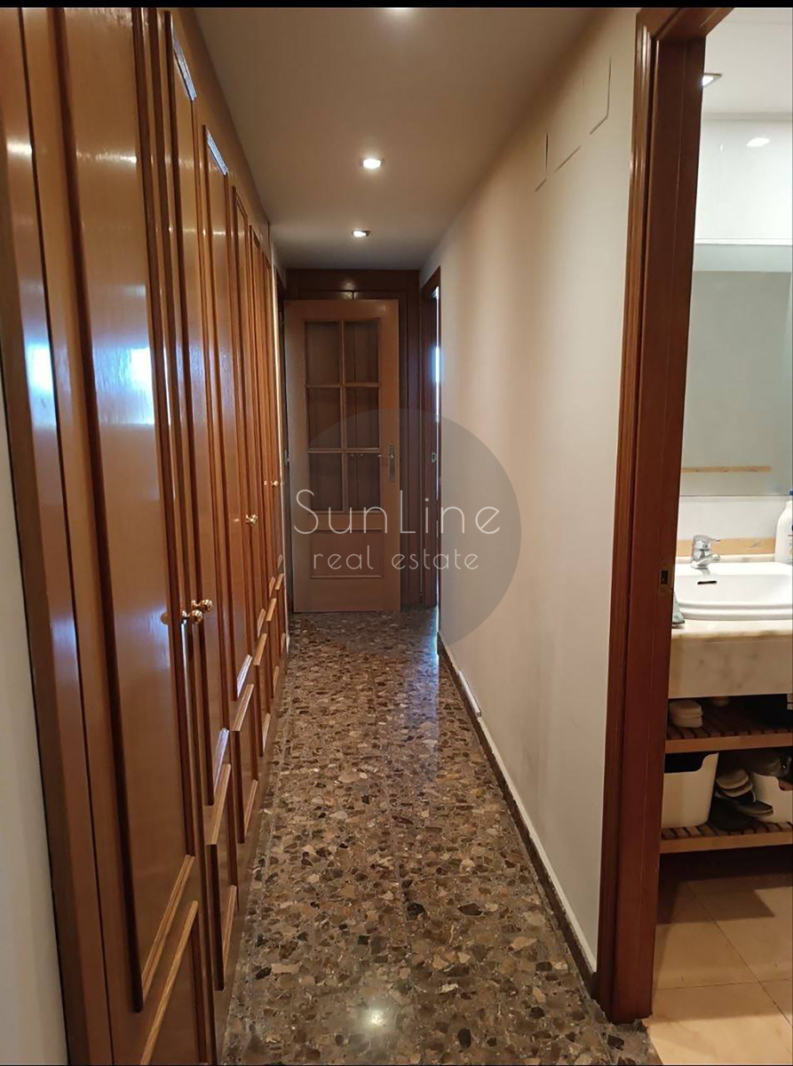 Apartment for sale with good renovation, three bedrooms and a terrace in a complex with a pool in Nou Campanar