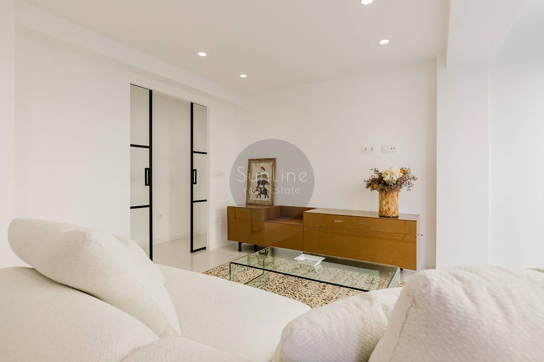 Sale of a 3-bedroom apartment with new renovation near Russafa