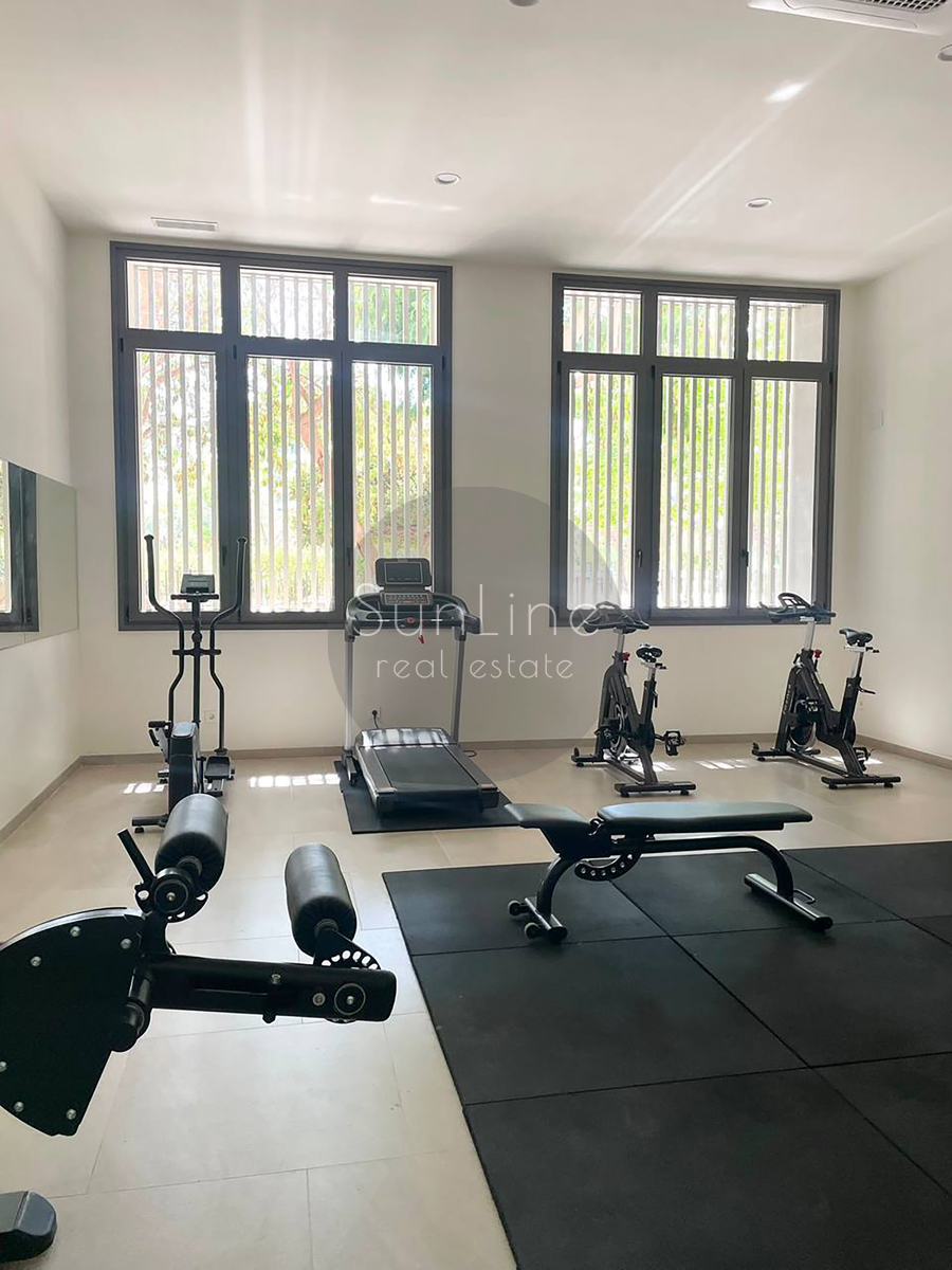 Renting a penthouse with two private terraces, garage and pool in Safranar