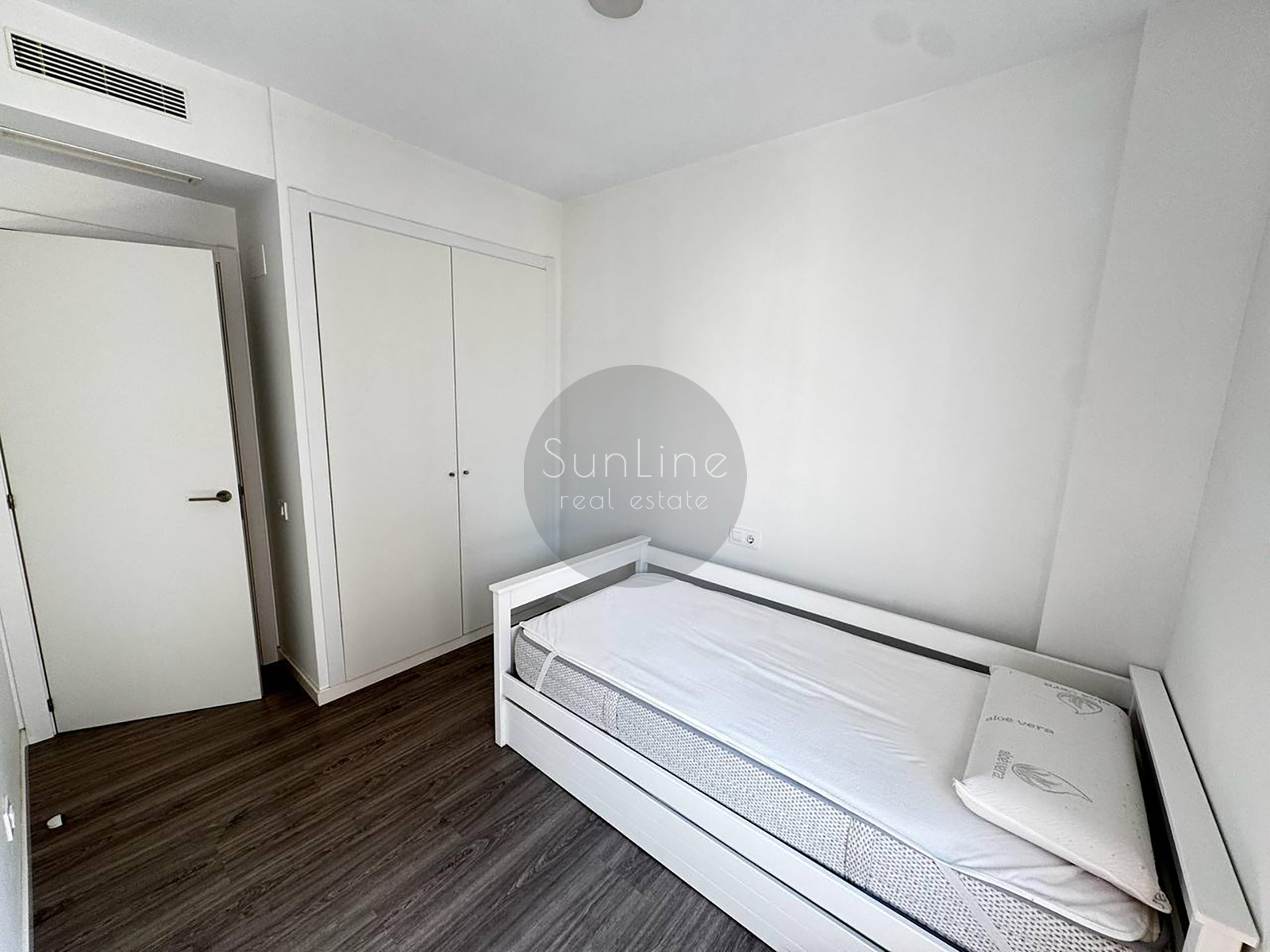 Bright modern apartment with a rooftop pool near the City of Arts and Sciences