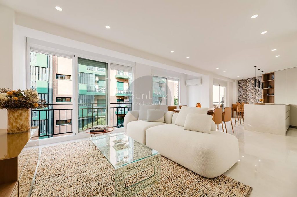 Sale of a 3-bedroom apartment with new renovation near Russafa