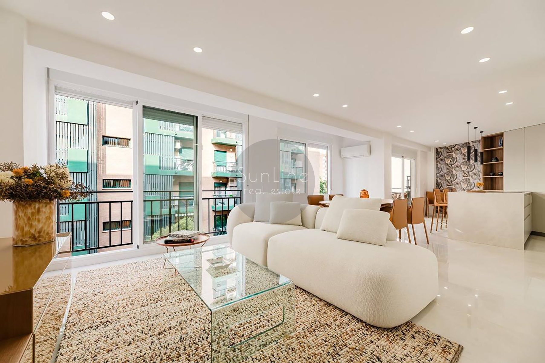 Sale of a 3-bedroom apartment with new renovation near Russafa