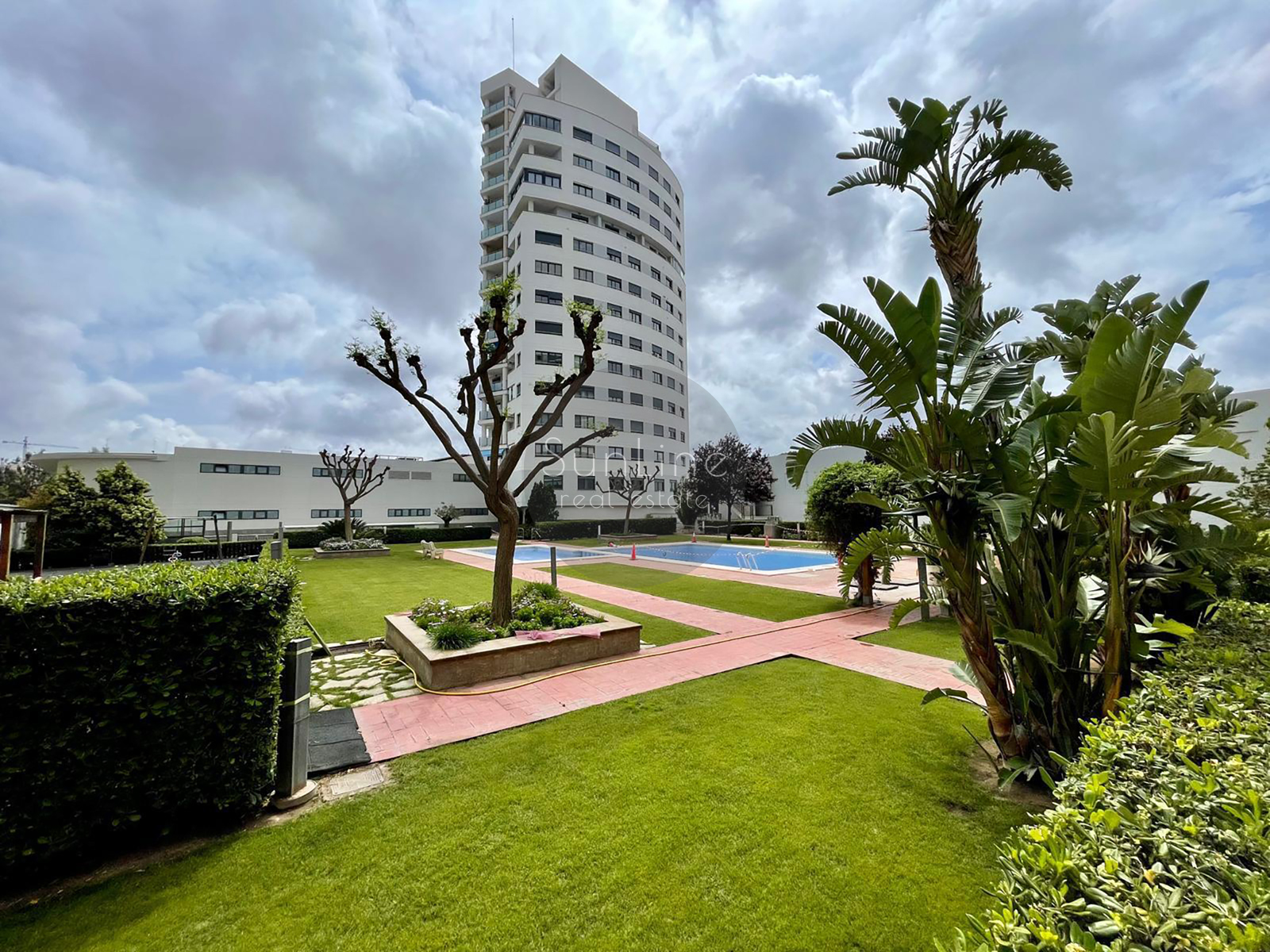Apartment for rent with panoramic views of Turia Park and two terraces, parking included in the price