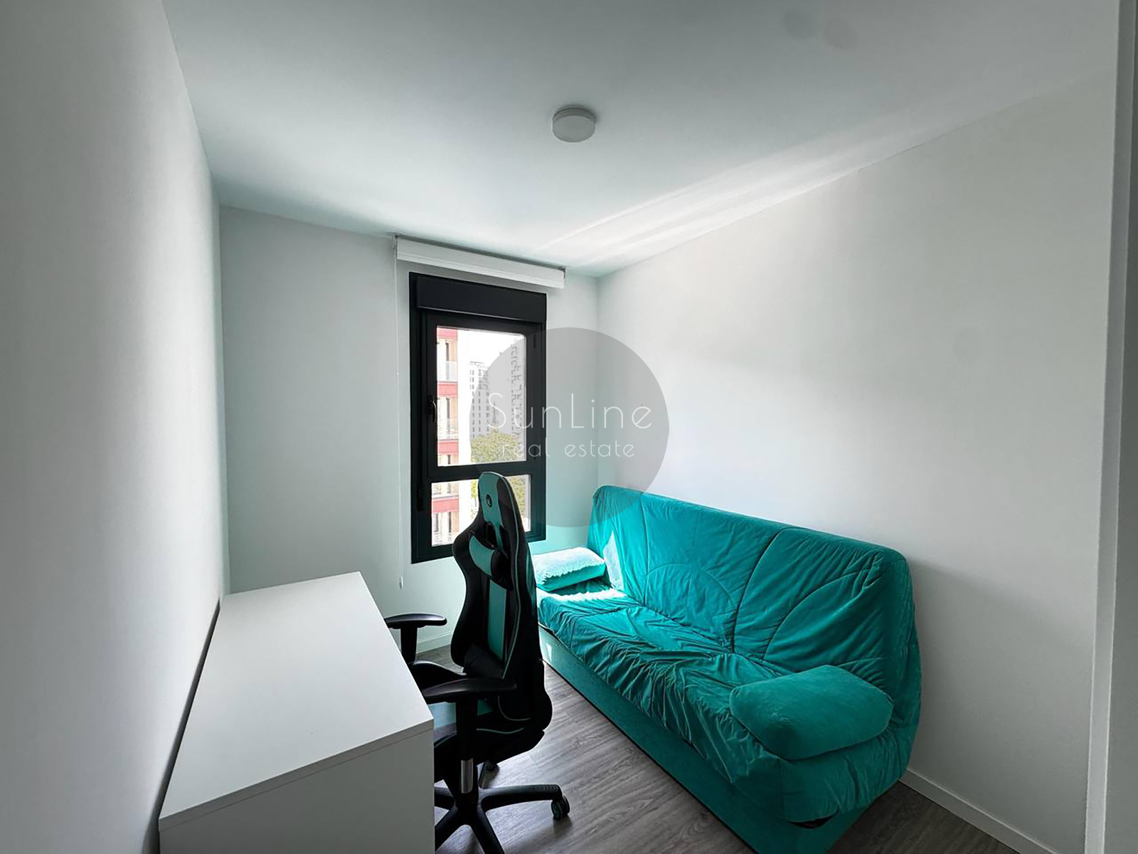 Bright modern apartment with a rooftop pool near the City of Arts and Sciences