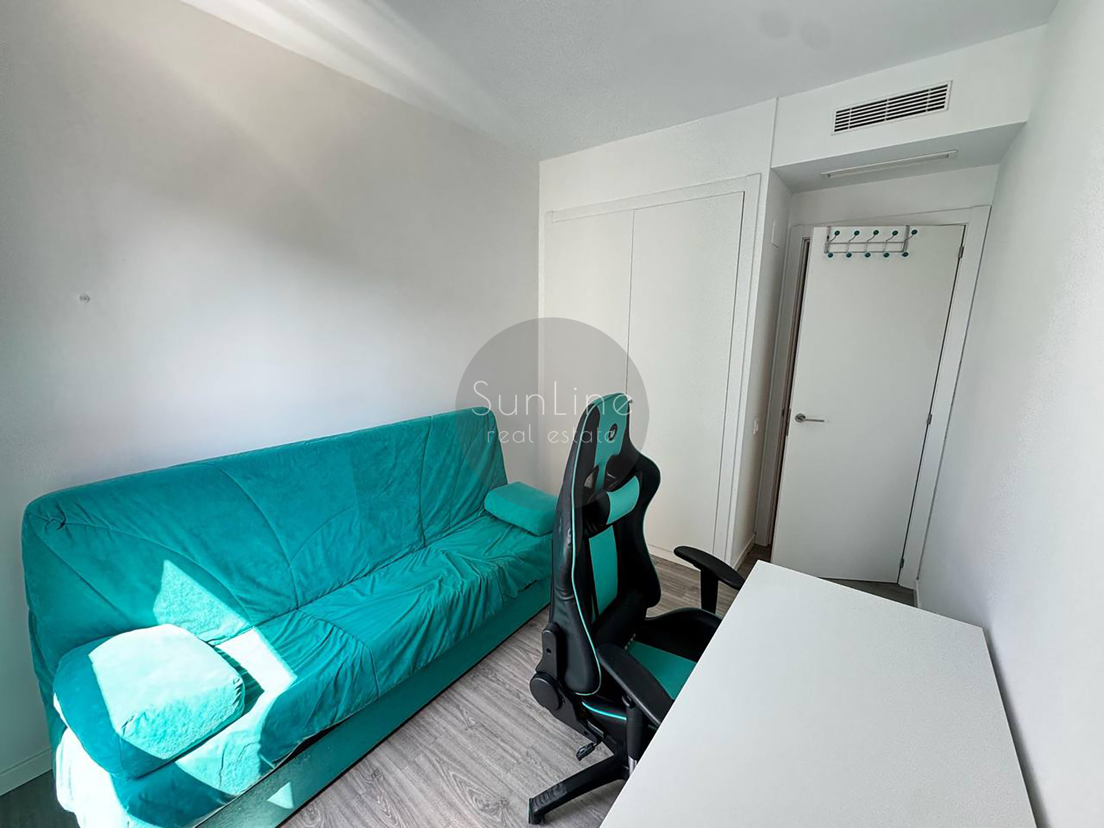 Bright modern apartment with a rooftop pool near the City of Arts and Sciences