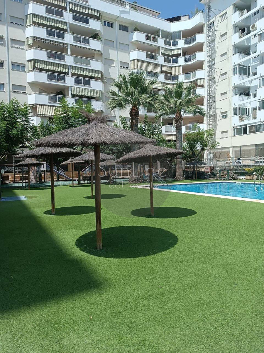 Apartment for sale with good renovation, three bedrooms and a terrace in a complex with a pool in Nou Campanar