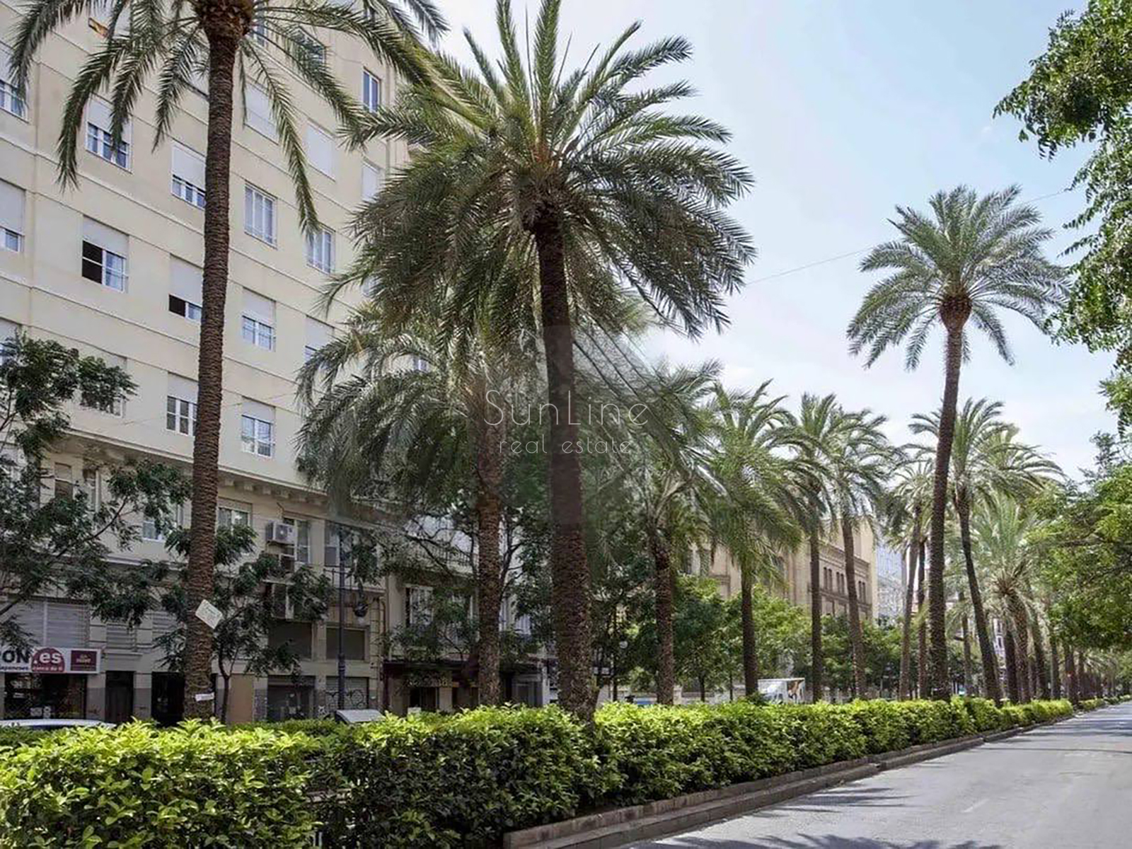 Arenda prestizhnoj kvartiry s vysokimi potolkami i dizajnerskoj otdelkoj v Gran-Via