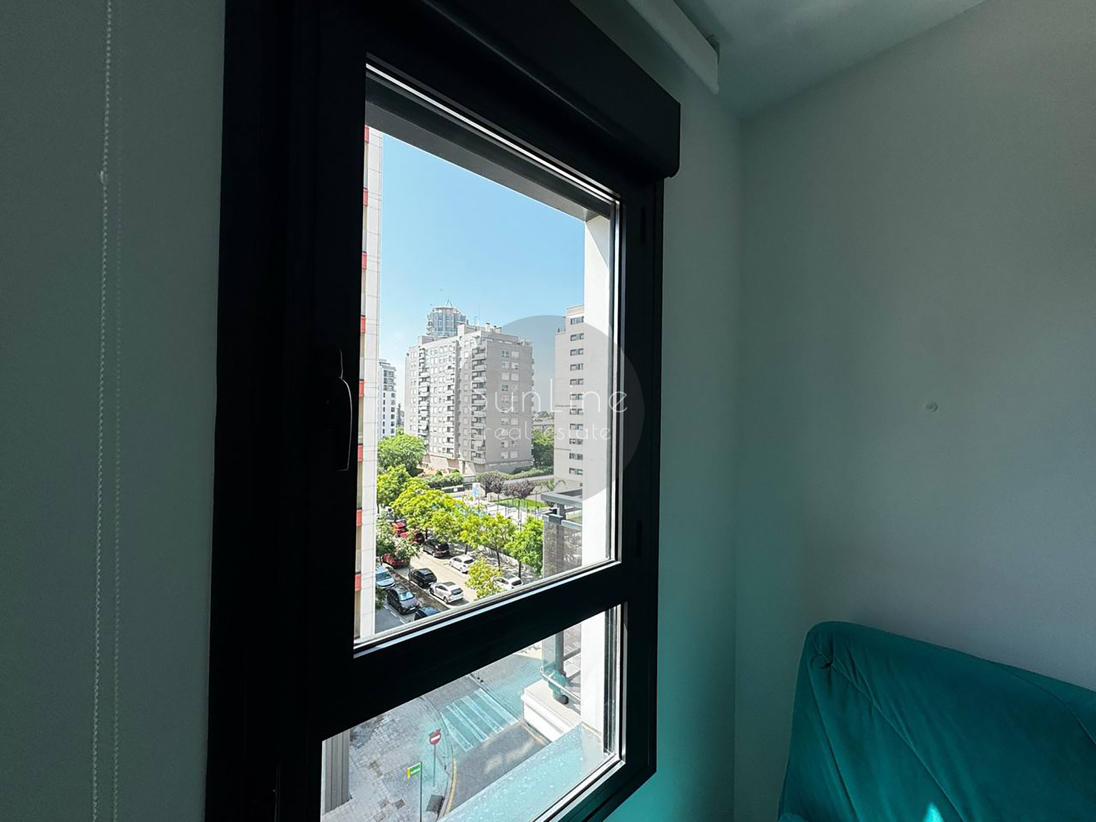 Bright modern apartment with a rooftop pool near the City of Arts and Sciences