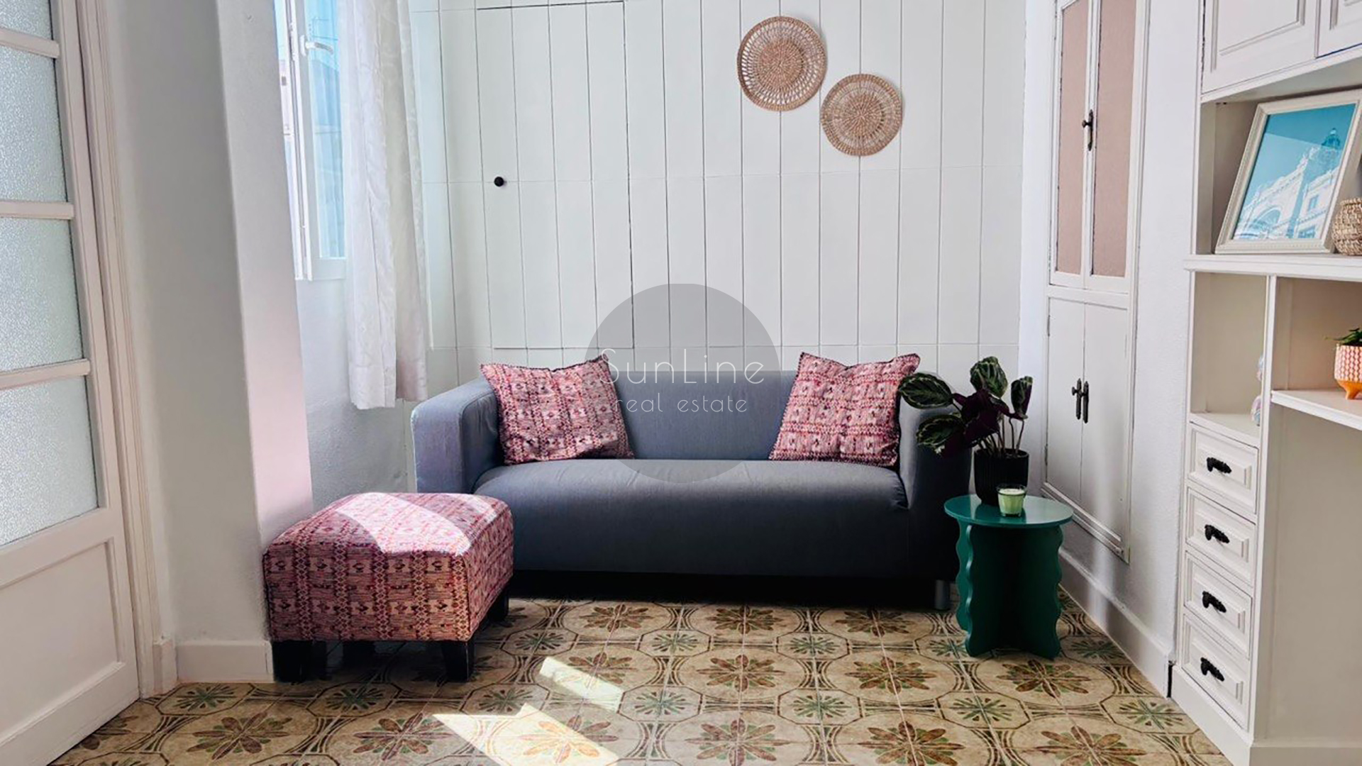 Renting a cozy three-bedroom apartment 5 minutes from Turia Park